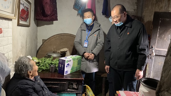集團(tuán)公司慰問“雙包雙?！鄙鐓^(qū)困難群眾