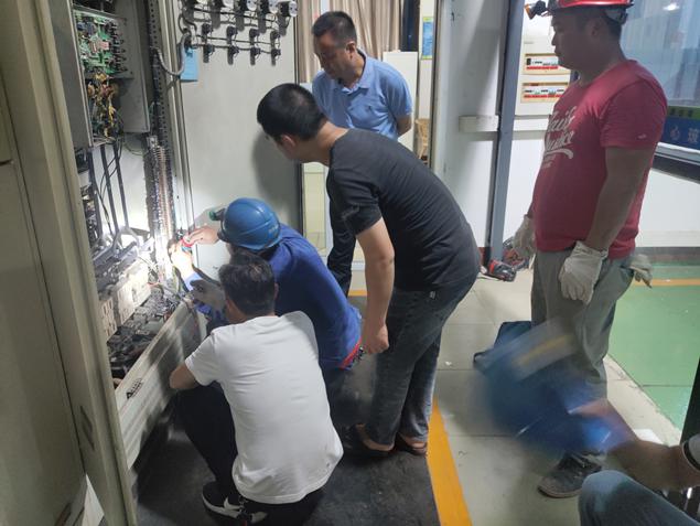 通宵奮戰(zhàn)，順利完成一水廠泵站電氣改造